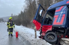 Kreisfeuerwehrverband Calw e.V.: KFV-CW: Schwerer Verkehrsunfall auf der L 361 bei Nagold - Rettungshubschrauber bringt Schwerverletzten ins Krankenhaus