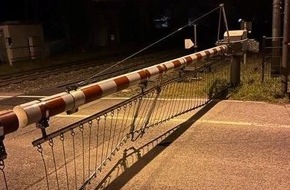 Bundespolizeiinspektion Kassel: BPOL-KS: Unbekannter beschädigt Schrankenbaum - Fahrer flüchtet