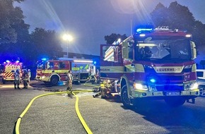 Feuerwehr Ratingen: FW Ratingen: Dachstuhlbrand in Reihenhaus, Übergriff auf Nachbargebäude verhindert
