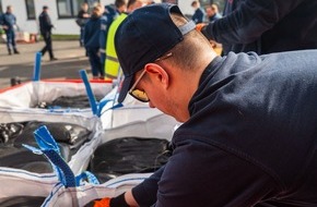 Feuerwehr Detmold: FW-DT: Zusammenarbeit f&uuml;r den Ernstfall ge&uuml;bt: Sandsackbef&uuml;llung in Detmold