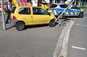 Kreispolizeibehörde Herford: POL-HF: Zusammenstoß mit Ampelmasten- Beteiligte leicht verletzt