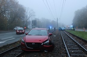 Polizei Gelsenkirchen: POL-GE: Drei Verletzte bei Verkehrsunfall in Buer