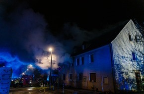 Freiwillige Feuerwehr Menden: FW Menden: Sirenenalarm - Feuer in leerstehendem Gebäude