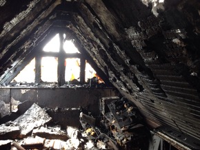 FW-KLE: Zimmerbrand greift auf Dachstuhl über