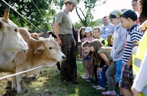 Sarah Wiener Stiftung: Ökologische Landwirtschaft entdecken, Nachhaltigkeit erleben - 
Sarah Wiener Stiftung, dmBio und Naturland bringen Kinder auf den Biobauernhof