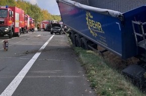 Polizeiinspektion Lüneburg/Lüchow-Dannenberg/Uelzen: POL-LG: ++ Kollision zwischen Sattelschlepper und Pkw ++ Einbruch in Kindergärten ++ beim Abbiegen verunfallt - fünf Beteiligte - 40.000 Euro Sachschaden ++ zwei Fahrverbote ++