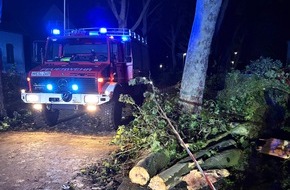 Feuerwehr Moers: FW Moers: Einsatzreiches Wochenende f&uuml;r die Feuerwehr Moers bei Hitze und Unwetter