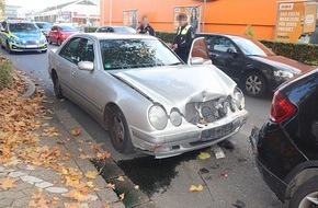 Polizei Mettmann: POL-ME: Auffahrunfall mit drei Autos: Zwei Personen leicht verletzt - Ratingen - 2410104