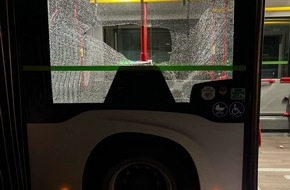 Polizei Duisburg: POL-DU: Hochheide: Stein auf Linienbus geworfen - Zeugen gesucht