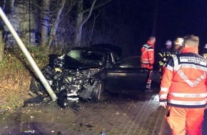 Polizei Bielefeld: POL-BI: Alkoholfahrt endet vor Laterne - Totalschaden