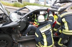 Feuerwehr Gevelsberg: FW-EN: Verkehrsunfall zwischen 2 PKW. Eine Person musste patientenorientiert aus dem Auto befreit werden.