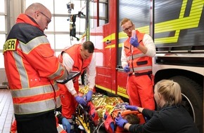 Feuerwehr Bremerhaven: FW Bremerhaven: Direkteinstieg als Notfallsanitäterin oder Notfallsanitäter - Feuerwehr Bremerhaven geht für Nachwuchsgewinnung neue Wege