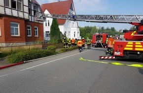 Polizeiinspektion Hameln-Pyrmont/Holzminden: POL-HM: Wohnhausbrand in Eimbeckhausen - zwei Personen schwer verletzt