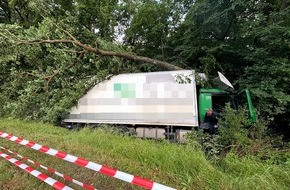 Polizeiinspektion Rockenhausen: POL-PIROK: LKW in Waldst&uuml;ck gefahren