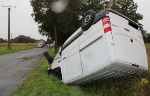 Polizei Minden-Lübbecke: POL-MI: Sprinter überschlägt sich bei Alleinunfall