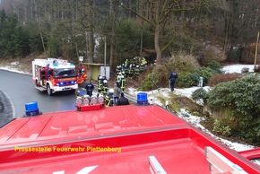 FW-PL: Plettenberg OT Erkelze. PKW-Fahrer musste von der Feuerwehr aus seinem Fahrzeug befreit werden.