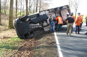 Polizeiinspektion Hameln-Pyrmont/Holzminden: POL-HOL: Bundesstraße 64 - "Kratzeberg": Beim Abschleppen mit ziehendem Fahrzeug umgekippt - 5.000, -- EUR Sachschaden -