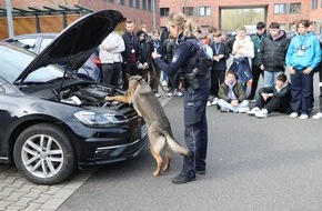 Hauptzollamt Münster: HZA-MS: Versteckte Banknoten unter der Motorhaube, echte Koralle zum Anfassen und vieles mehr / Hauptzollamt Münster organisiert Berufsfelderkundungstag