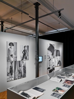 Ausstellung im Textilmuseum St.Gallen: „Mise en Scène. Modefotografie von der Belle Epoque bis heute“ eröffnet