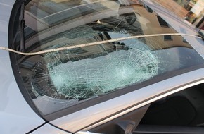 Kreispolizeibehörde Viersen: POL-VIE: Viersen: Radfahrer übersieht Auto- schwer verletzt - Fotoberichterstattung