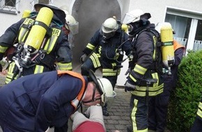 Feuerwehr der Stadt Arnsberg: FW-AR: Löschgruppe Niedereimer übt Brand im alten Pfarrhaus