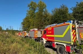 Feuerwehren im Kreis Soest: FW Kreis Soest: Waldbrand am M&ouml;hnesee aktuell unter Kontrolle / 58.000qm Wald betroffen.