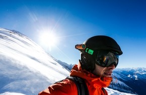 Panasonic Deutschland: Neue Action Cam: Flexibles Leichtgewicht für Freerider / Perfekt für Tiefschnee-Runs: Die HX-A1 von Panasonic besticht mit Full-HD Videos und flexibler Anbringung an Brille oder Rucksack