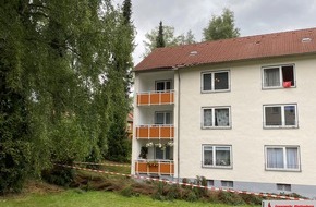 Feuerwehr Plettenberg: FW-PL: OT-Kersmecke, Baum stürzt um und beschädigt Wohnhaus