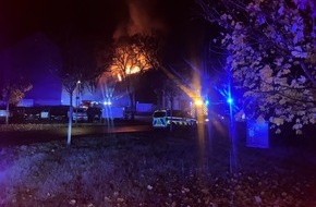 Feuerwehr Gelsenkirchen: FW-GE: Vollbrand eines leerstehenden Gebäudes