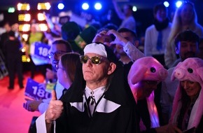 ProSieben: 180! Wird Calli Calmund am Sonntag Darts-Weltmeister? Oder doch Luke Humphries? Wessen Pfeile treffen am 4. Januar live auf ProSieben?