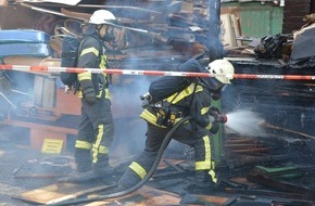 Feuerwehr Mülheim an der Ruhr: FW-MH: Große Mengen Sperrmüll brannten direkt an Wohngebäude  #fwmh