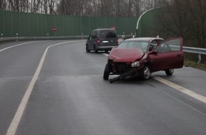 Polizeiinspektion Cuxhaven: POL-CUX: Auf regennasser Fahrbahn gegen entgegenkommenden Pkw geschleudert - Vier Verletzte