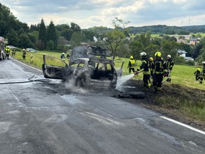 FW VG Westerburg: VW Polo wird ein Raub der Flammen - Fahrerin kommt mit dem Schrecken davon