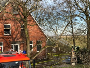 POL-STD: Dachstuhlbrand in Drochtersenermoor - Feuerwehr kann Übergreifen auf gesamtes Wohnhaus und Nebengebäude verhindern