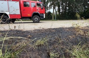 Freiwillige Feuerwehr der Stadt Goch: Feuerwehr Goch: Fl&auml;chenbrand gef&auml;hrdet abgestellte Fahrzeuge