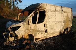 Polizei Düren: POL-DN: Ausgebrannter Transporter auf Feld - Zeugen gesucht