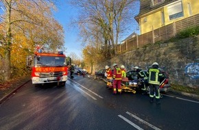 Feuerwehr Mülheim an der Ruhr: FW-MH: Verkehrsunfall mit vier beteiligten Fahrzeugen -zwei schwer verletzte Personen-