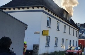 Polizei Mettmann: POL-ME: Geschirrspülmaschine verursacht Dachgeschossbrand - Velbert - 2111060