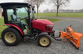 Polizeidirektion Hannover: POL-H: Springe: Traktor vom Firmengel&auml;nde gestohlen - Polizei sucht Zeugen