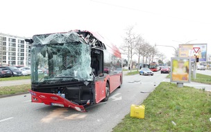 Polizeipräsidium Freiburg: POL-FR: Freiburg: Verkehrsunfall zwischen Linienbus und Lkw - Zeugen gesucht