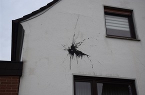 Kreispolizeibehörde Herford: POL-HF: Unbekannte werfen Farbkugel- Hauswand beschädigt