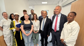 Asklepios Kliniken GmbH & Co. KGaA: Alt-Bundespr&auml;sident Wulff diskutierte mit Sch&uuml;ler:innen und Pflege-Auszubildenden