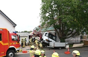 Feuerwehr Pulheim: FW Pulheim: Kran fällt auf Hausdach