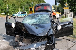Polizei Hagen: POL-HA: Autofahrer kollidiert im Lennetal mit Ampelmast - 24-Jähriger leicht verletzt