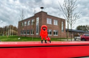 Kreisfeuerwehr Oldenburg: FW-OLL: Verursacher unbekannt: Niedliche Hingucker in Wildeshausen - Playmobil-Figuren erobern nun auch die Feuerwehr