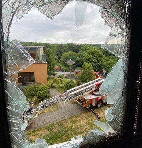 FW-EN: Brand im Gemeinschaftskrankenhaus - Mitarbeiter und Feuerwehr verhindern Schlimmeres - Keine Person verletzt!