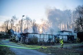 Feuerwehr Essen: FW-E: Feuer leerstehendem Gebäude in Borbeck - keine Verletzten