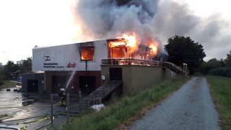 FW Bremerhaven: Großbrand beim Bremerhavener Ruderverein