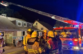 Feuerwehr Bergisch Gladbach: FW-GL: Dachstuhlbrand auf Baustelle in Bergisch Gladbach-Kippekausen - Feuerwehr mit Großaufgebot im Einsatz