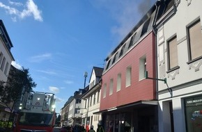 Feuerwehr Moers: FW Moers: Moers-Meerbeck / Brand in Dachgeschosswohnung